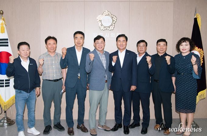 간담회에 참석한 관계자들과 김포시의회 김종혁 의장