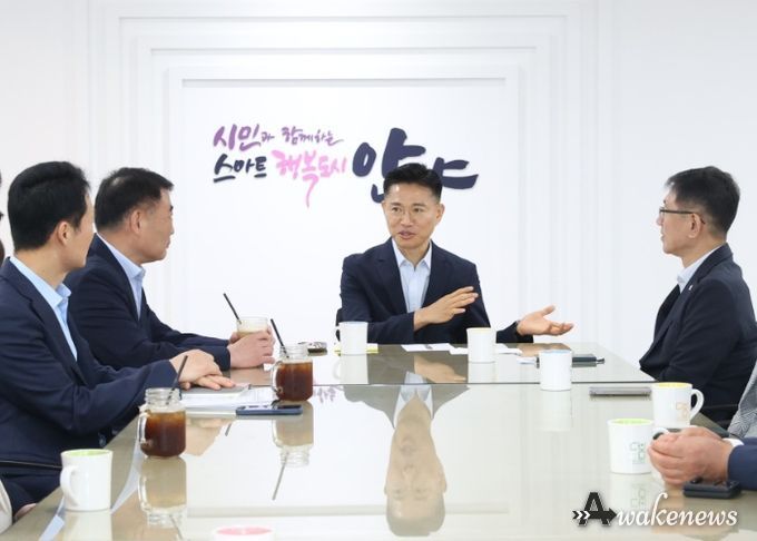 이계삼 안양시 부시장(가운데)과 간부공무원들이 1일 오전 9시 시청 본관 3층 간부회의실에서 간부공무원들과 환담을 나누고 있다