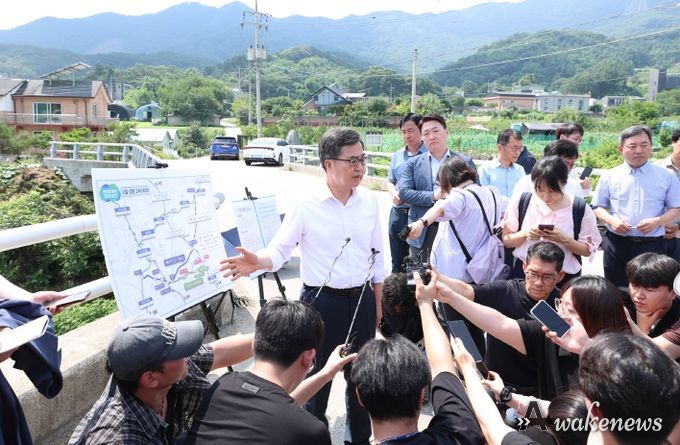 8일 오후 김동연 경기도지사가 양평군 양서면의 서울-양평고속도로 현장을 방문하여 점검하고있다.
