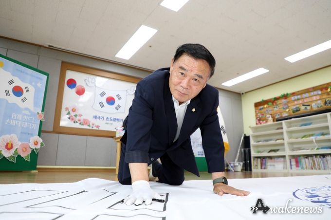 광복 80주년 기념 태극기 손도장 찍기 행사 참석