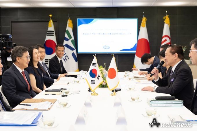 16일 오전 도담소에서 김동연 경기도지사가 구로이와 유지 가나가와현 지사 및 대표단과 면담을 하고 있다.