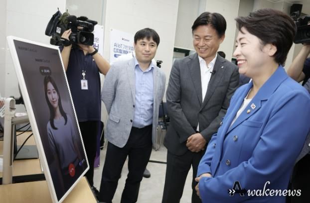조용익 부천시장(왼쪽에서 3번째)이 지난 16일, 이재명 정부 국정기획위원회 AI TF와 함께 부천소새울경로당을 찾아, ‘온마음 AI복지콜’ 및 ‘네이버 AI 케어콜’ 프로그램을 살폈다.