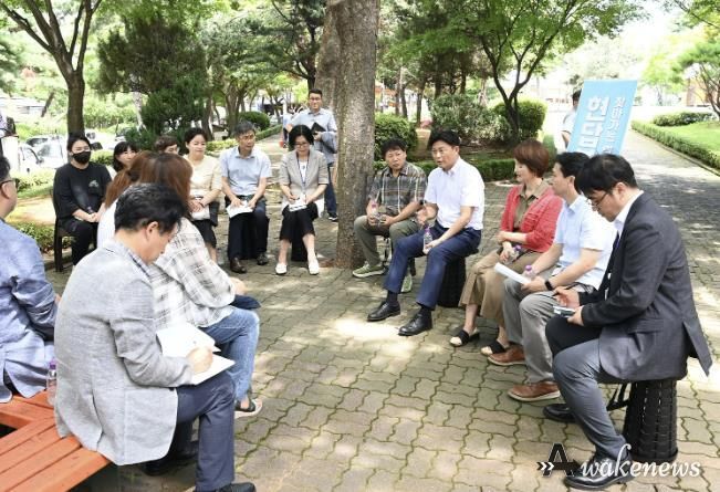 은혜어린이공원에서 심곡초등학교 관계자, 지역 주민들과 현장 논의를 하고 있다.