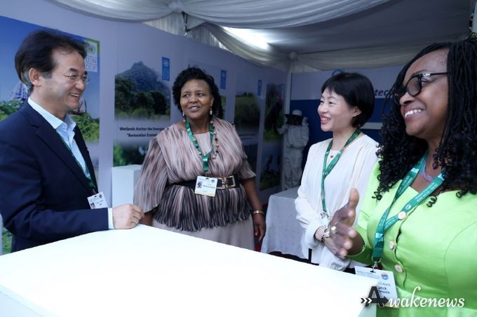 유엔개발계획(UNDP)부스에 방문해 습지 보전에 대한 국제적 연대 중요성을 강조한 이동환 고양특례시장(왼쪽부터 이동환 고양특례시장, 울라우우나셰(Wulawunashe), 이 류(Yi Liu), 마리-로르 음펙 니에(Marie-Laure Mpeck Nyemeck))