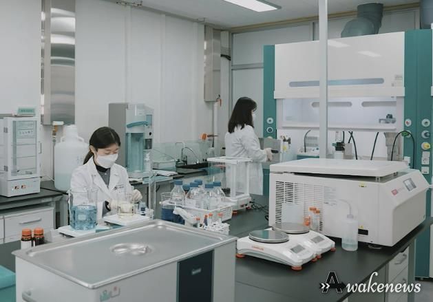 내려받기기업혁신과-성남식품연구개발지원센터 소속 연구원들이 식품분석을 하고 있다