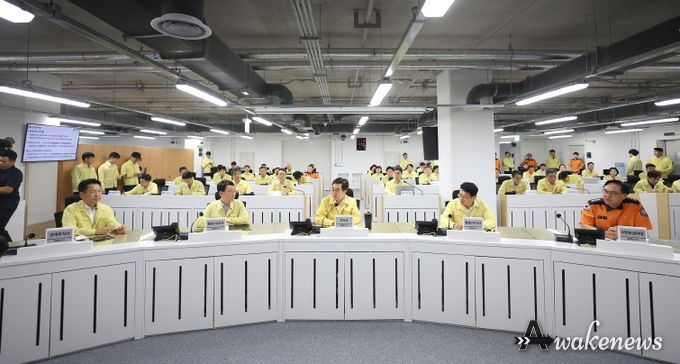 18일 오전 경기도청 전시종합상황실에서 김동연 경기도지사, 부지사, 경기도소방재난본부장 등이 참석한 가운데 2025년 을지연습 최초 상황보고 회의가 열리고 있다.