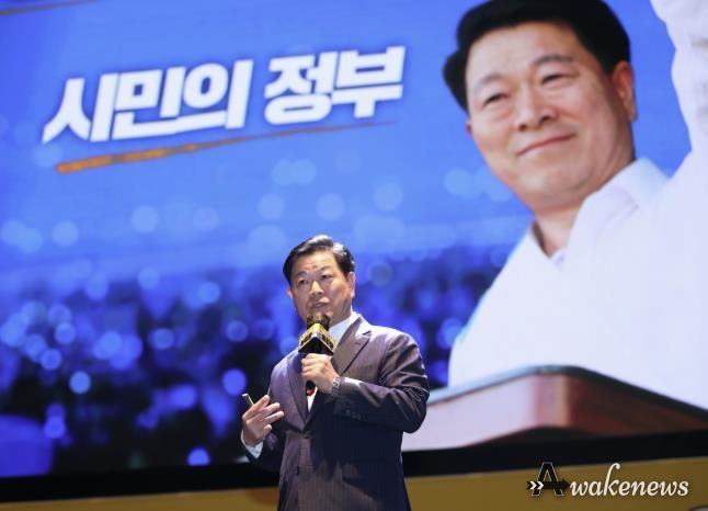 박승원 광명시장이 지난 6월 광명극장에서 열린 제6회 자치분권 포럼 '자치분권 아리랑'의 발표자로 나서 시민주권정부로 나아가고자 하는 포부를 밝히고 있다.