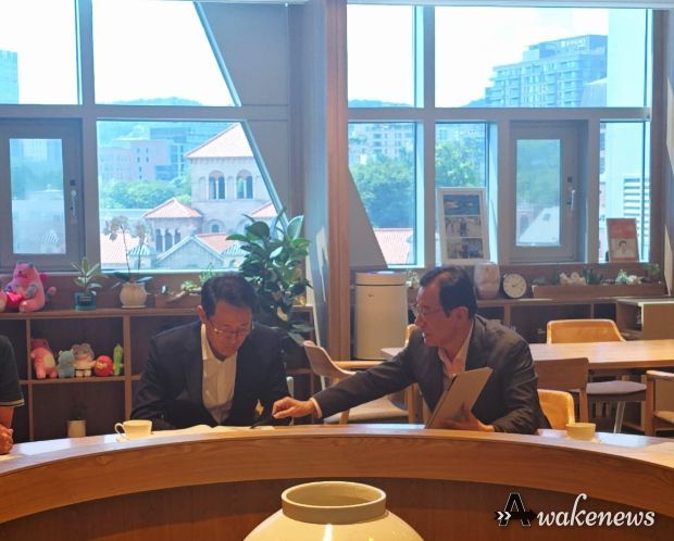 22일 이현재 하남시장(오른쪽)이 오세훈 서울시장(왼쪽)을 만나 위례신사선 하남연장 등 주요 교통현안을 건의하고 있다.