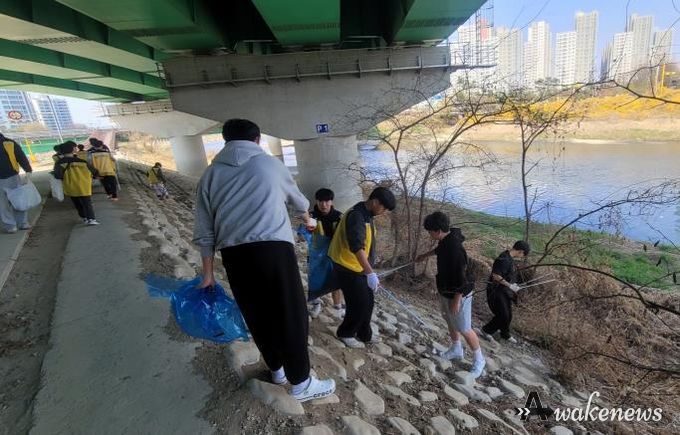 병점역 동문굿모닝힐 입주민들이 황구지천 쓰레기 줍기 행사를 하고 있다