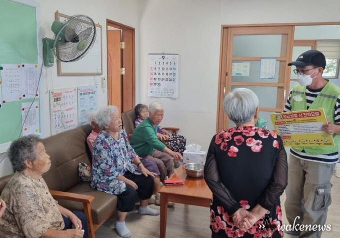 파주시 탄현면 경기행복마을관리소, 어르신 안전 지키는‘응급 대처 안내문·비상연락 스티커’배부