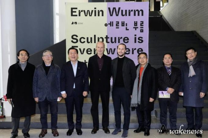 지난 2022년 12월 수원시립미술관이 개최한 에르빈 부름 개인전 개막식에서 이재준 수원특례시장과 작가가 기념 촬영을 하고 있다.