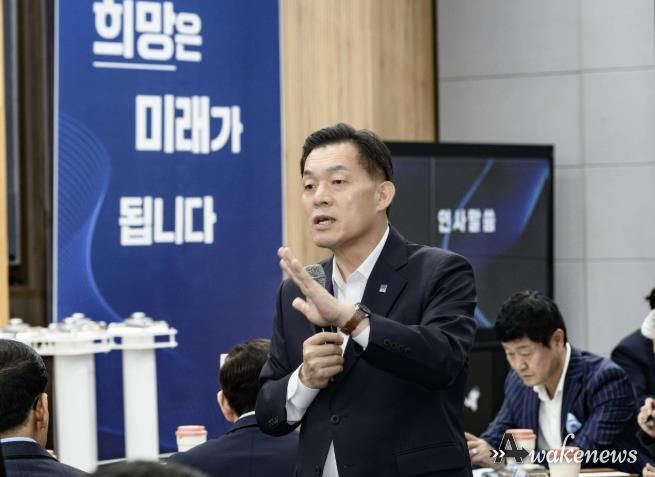 이재준 수원시장이 ‘수원시 새로운수원위원회’ 전체회의에서 발언하고 있다.