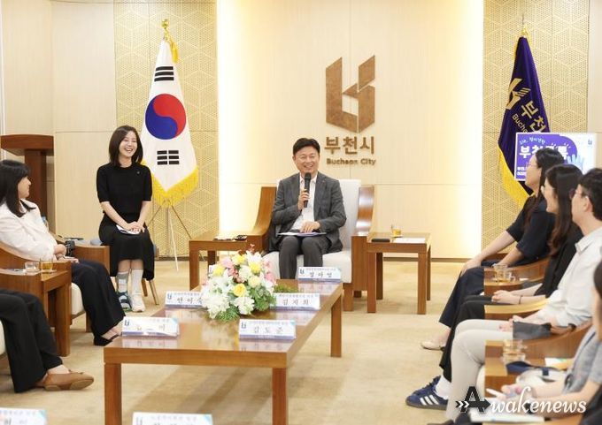 조용익 부천시장과 부천시사회복지협의회 사회복지종사들이 기념사진을 촬영하고 있다.