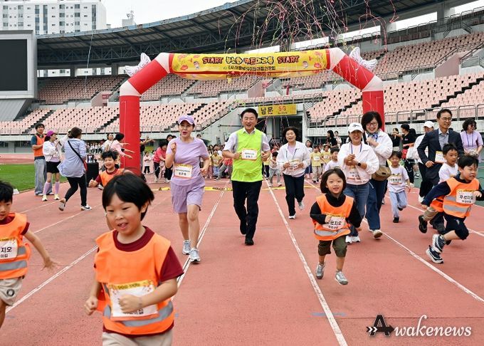 김동근 시장이 9월 30일 ‘2025년 제9회 의정부시어린이집연합회 영유아 체험전’에서 진행되는 키즈 마라톤에 참여하고 있다.