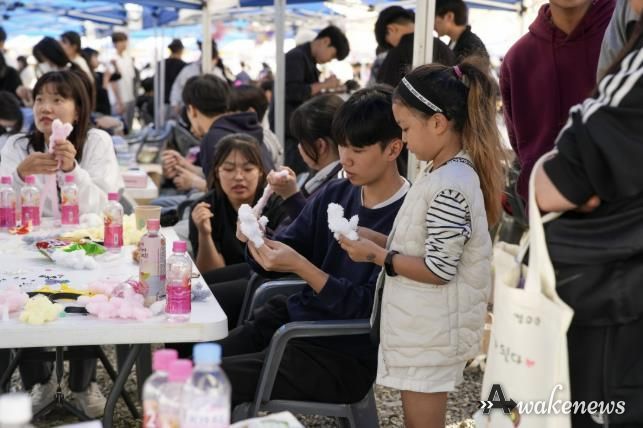 2024년 제9회 시흥시 청소년동아리축제에서 아이들이 체험 프로그램에 참여하고 있다.