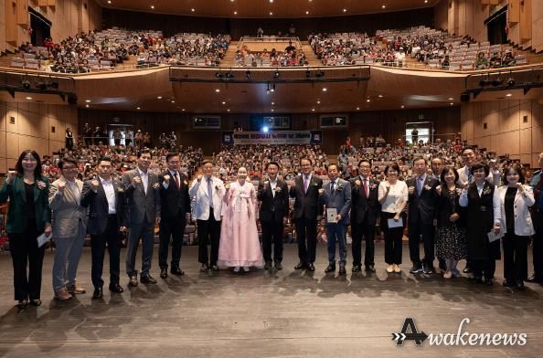 김동근 시장이 10월 1일 ‘제29회 노인의 날 기념식’에서 참석자들과 기념사진을 찍고 있다.