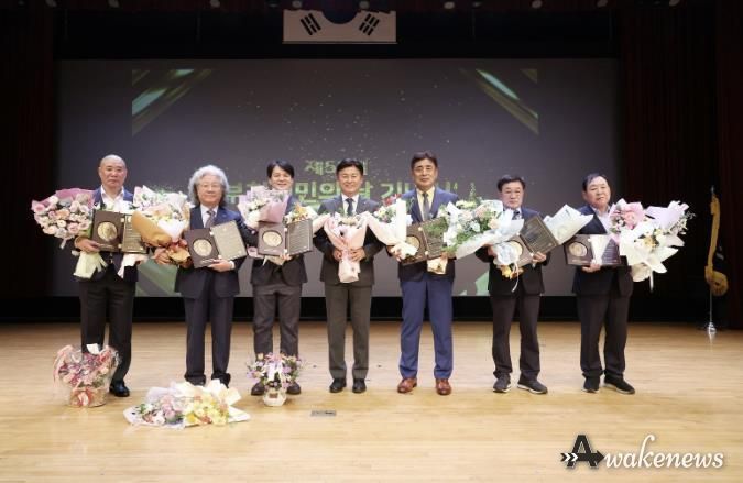 조용익 부천시장(가운데)과 ‘부천시 시민대상’ 수상자 기념사진