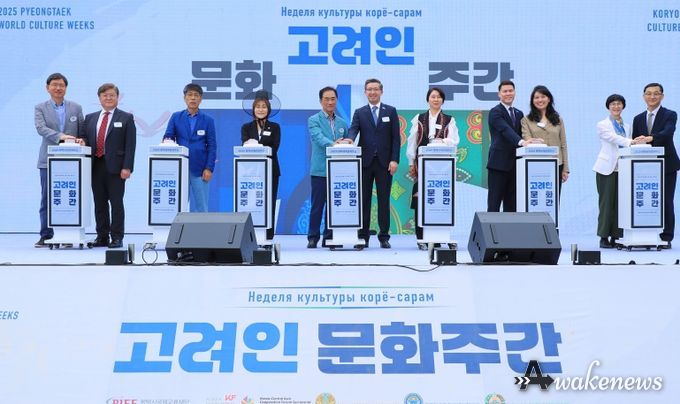 왼쪽부터 평택시국제교류재단 정종필 대표이사, 한국국제교류재단 이종국 교류이사(KF한중앙아협력포럼사무국장), 평택시의회 유승영 의원, 류정화 의원, 평택시장 정장선, 주한 우즈베키스탄 대사 알리쉐르 아브두살로모프, 주한 키르기스공화국 대사 아이다 이스마일로바, 주한 카자흐스탄 대사관 막사트 칸타르바예프 정무담당관(부부), SOFA국민지원센터 신동민 센터장(부부)