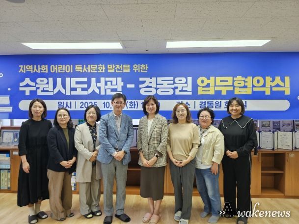 협약식 참석자들이 기념촬영을 하고 있다.