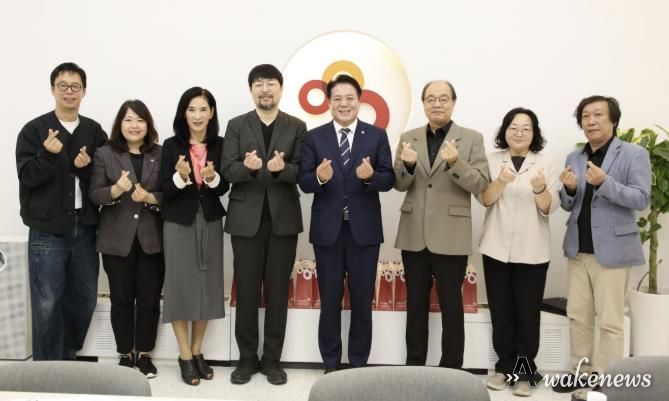 안양문화예술재단은 제8회 안양공공예술프로젝트 집행위원회를 개최하고 향후 추진 방향을 논의했다.