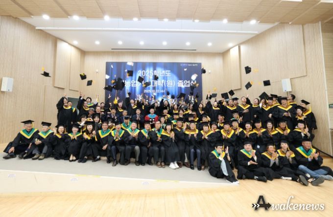 정명근 화성특례시장과 2025년 그린농업기술대학 졸업생들이 22일 함께 기념 촬영을 하고 있다