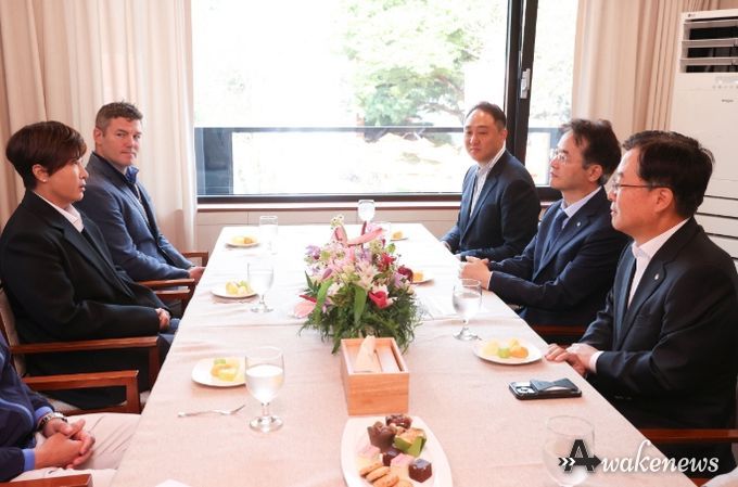 2025 한화 라이프플러스 인터내셔널 크라운 대회 엠버서더 박세리와 환담을 나누고 있는 이동환 고양특례시장