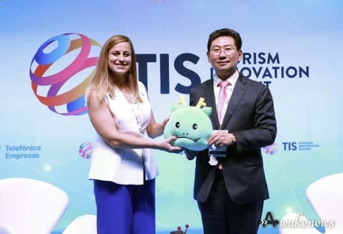 스페인 세비야 피베스(FIBES)에서 열린 TIS 2025에 참석한 이상일 시장이 세션 종료 후 진행자에게 조아용 인형을 전달하고 있다