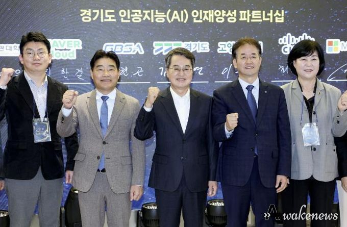 경기 북부 AI캠퍼스 개소식에서 이동환 고양특례시장, 김동연 경기도지사, 김운남 고양시의장이 파이팅을 외치고 있다.