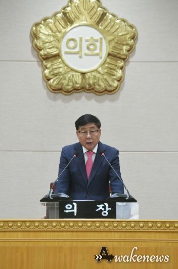 윤창철 의장이 제381회 임시회 제5차 본회의를 주재하고 있다.