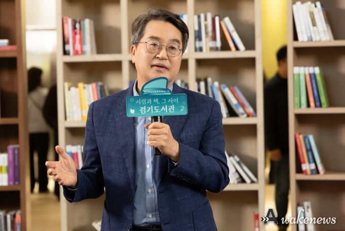 25일 오후 경기도서관에서 열린 경기도서관 도민과의 첫만남에서 김동연 경기도지사가 키워드 토크에 참여하고 있다.