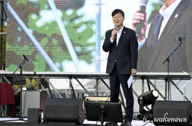 이민근 안산시장이 지난 25일 안산문화광장에서 개최된 ‘제1회 안산시동아리연합축제’에서 인사 발언을 하고 있다.