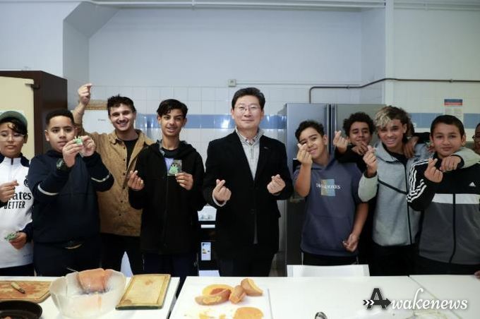 27일 몽펠리에 '모두를 위한 집 레스쿠타르'에서 이상일 시장이 요리 수업 학생들과 기념사진을 촬영하고 있다