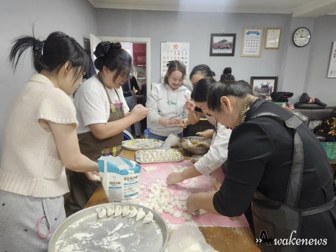 다문화이주여성협회 '정만천하' 수원시 장안구 정자2동 경로당서 사랑의 점심 봉사