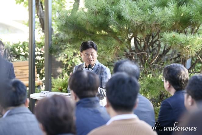조용익 부천시장이 27일, 고라개공원에서 열린 ‘틈만나면, 현장속으로’ 에서 레미콘 공장 일대 환경오염 최소화를 위해 주민 및 업체 관계자와 의견을 나누고 있다.