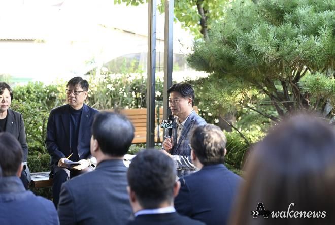 조용익 부천시장(왼쪽에서 세번째)이 27일, 고라개공원에서 열린 ‘틈만나면, 현장속으로’ 에서 레미콘 공장 일대 환경오염 최소화를 위해 주민 및 업체 관계자와 의견을 나누고 있다