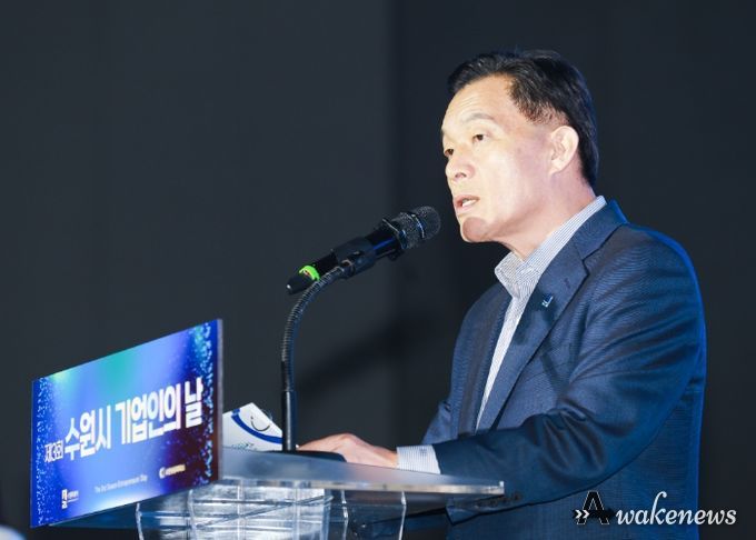 이재준 수원시장이 환영사를 하고 있다.