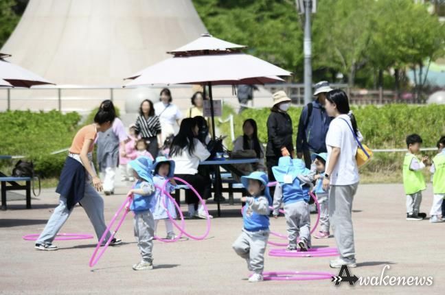 지난 5월 상동호수공원에서 열린 부천아이페스타에서 아이들이 즐겁게 놀고 있다.