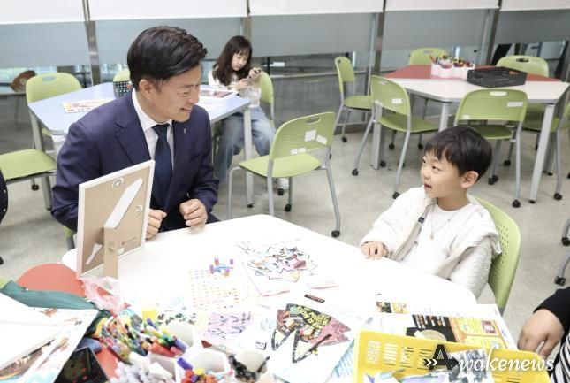 조용익 부천시장이 지난 5월 한국만화박물관 어린이날 행사에서 아이들과 함께 환하게 웃고 있다.