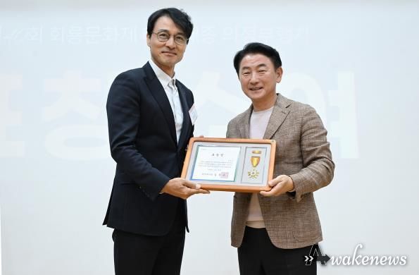 김동근 시장이 10월 28일 ‘제40회 회룡문화제 성과공유회’에서 ‘태조‧태종 의정부행차’에 참여했던 배우 정의갑 씨에게 표창장을 수여한 뒤 함께 기념사진을 찍고 있다.