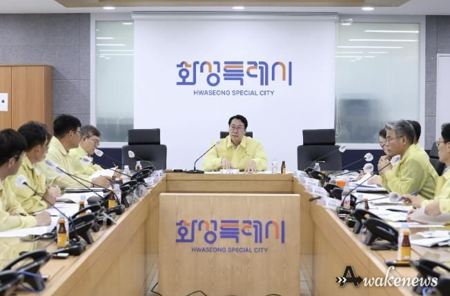 정명근 화성특례시장이 지난 7월 시청 재난안전상황실에서 폭염 대비 긴급 대책회의를 주재하고 있다