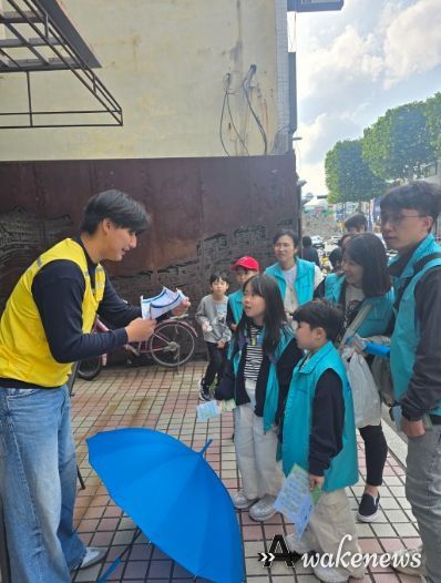 지난 25일 ‘수원화성 볼런투어’에 참여한 안성시가족봉사단이 김세환 집터 앞에서 자원봉사의 역사퀴즈를 듣고 있다.