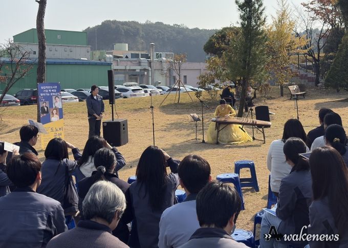 화성시립양감작은도서관이 31일 기업 근로자를 위한 찾아가는 문화공연을 운영하고 있다