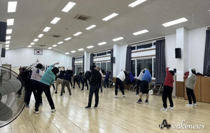 수원시 권선구 세류3동 생활체육교실 수강생, 저소득 청소년 위해 기부금 전달하며 나눔 실천