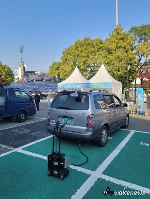수원시와 수도권대기환경청·저감장치 제작사가 수원종합운동장에서 합동점검을 하고 있다.