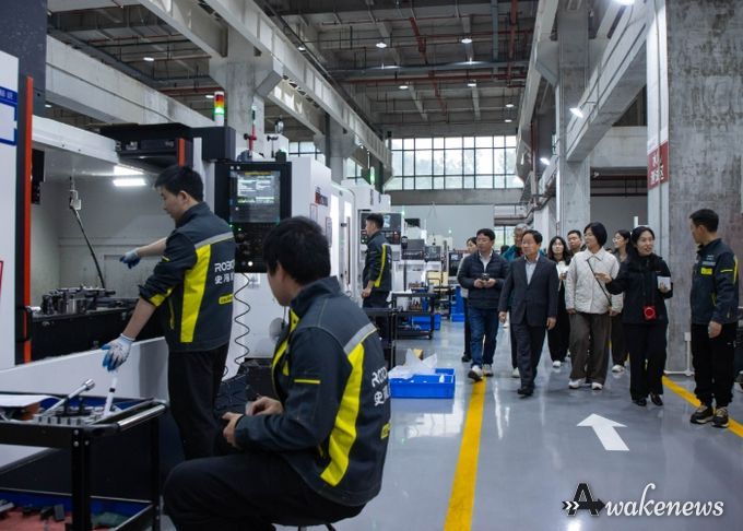 4일 주광덕 시장이 로봇산업 현장을 방문해 생산시설을 견학하고 있다.