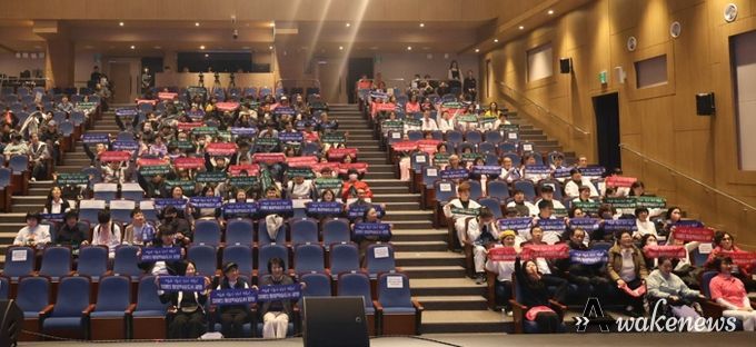 지난 7일 광명평생학습원과 광명극장 일대에서 열린 ‘2025년 광명시 장애인 평생학습 성과공유회’ 참석자들이 기념사진을 촬영하고 있다.