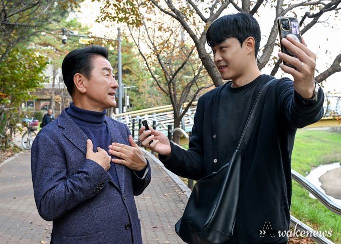 김동근 시장이 11월 6일 ‘민생속으로’의 일환으로 시민 크리에이터 홍상원 씨와 소통하고 있다.