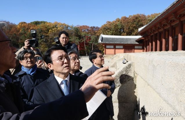 김민석 국무총리가 10일 서울시의 종묘 앞 고층건물 허용과 관련 허민 국가유산청장, 유홍준 국립중앙박물관장 등과 함께 종로구 종묘를 방문, 외부 조망을 점검하고 있다.