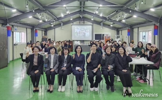 이선희 문화체육관광국장(맨 앞줄 가운데)이 지난 11일 상록수 된장마을 교육실에서 열린 ‘2025년 하반기 건강 저염장 아카데미’ 수료식에서 수료자들과 함께 기념촬영을 하고 있다.