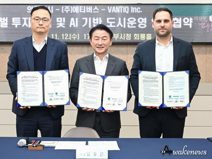 김동근 시장이 11월 12일 밴틱(VANTIQ), ㈜에티버스(Etiverse)와 ‘글로벌 투자협력 및 AI 기반 도시운영’을 위한 업무협약을 체결한 뒤 함께 기념사진을 찍고 있다.